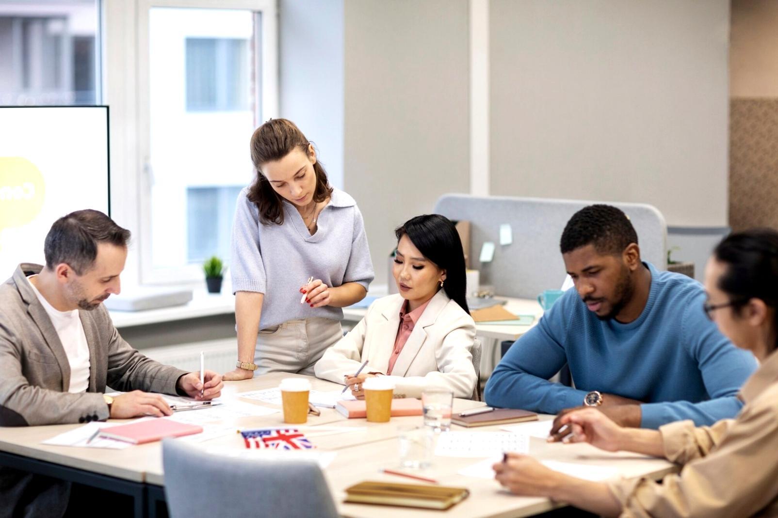 Grupo de pessoas colaborando em ambiente de aprendizagem financeira